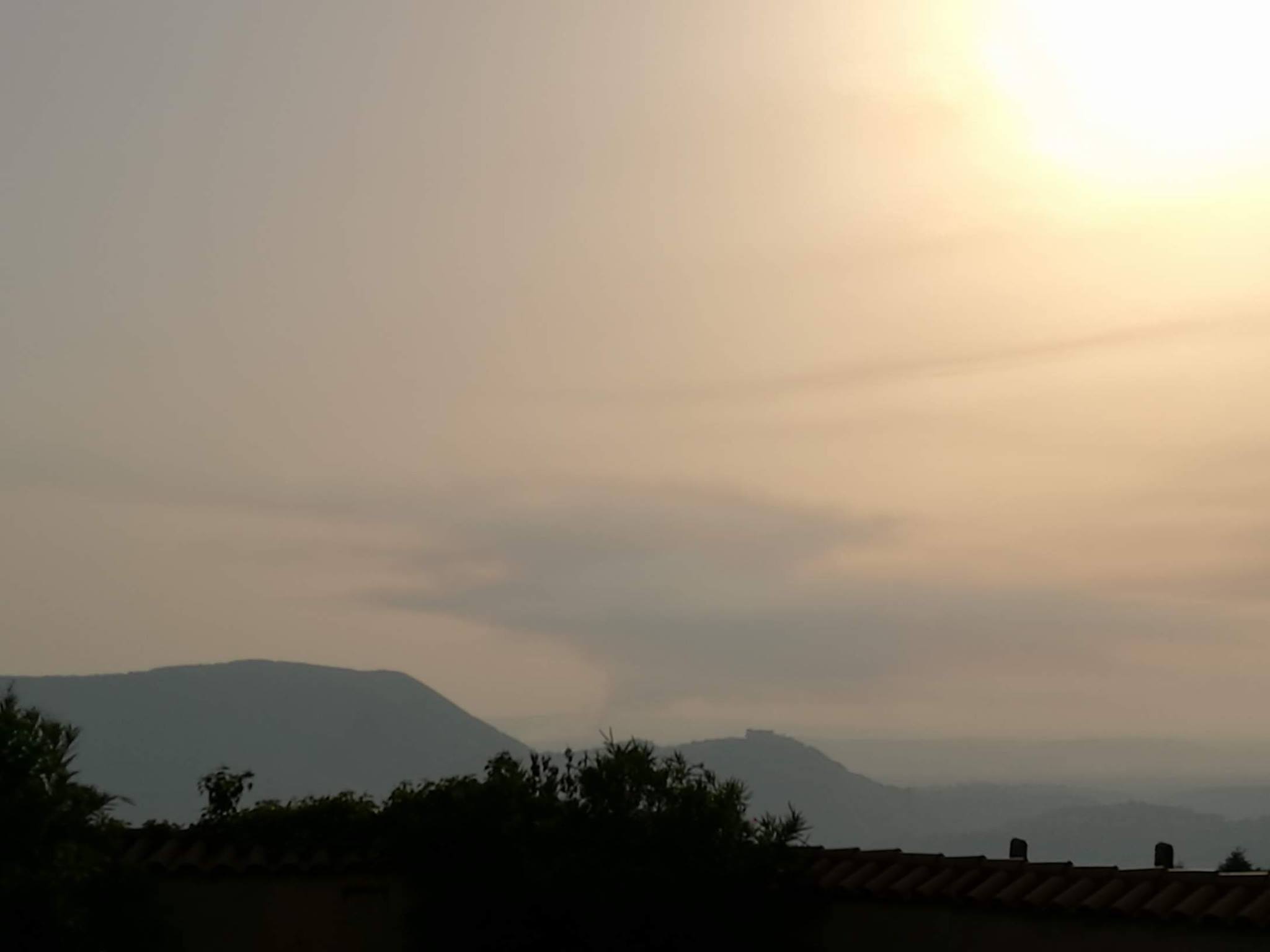 Fumo ben visibile da 20km di distanza