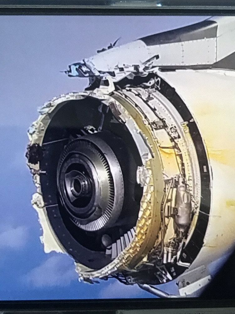 Airbus A380-800 esplode parte motore sopra la Groenlandia