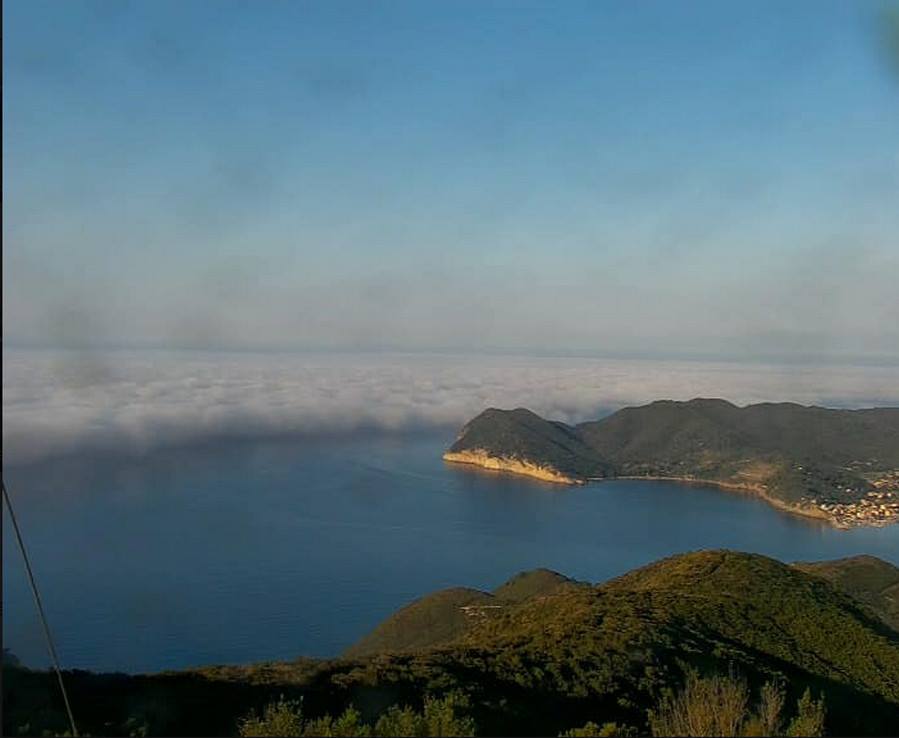 nebbia sul mare