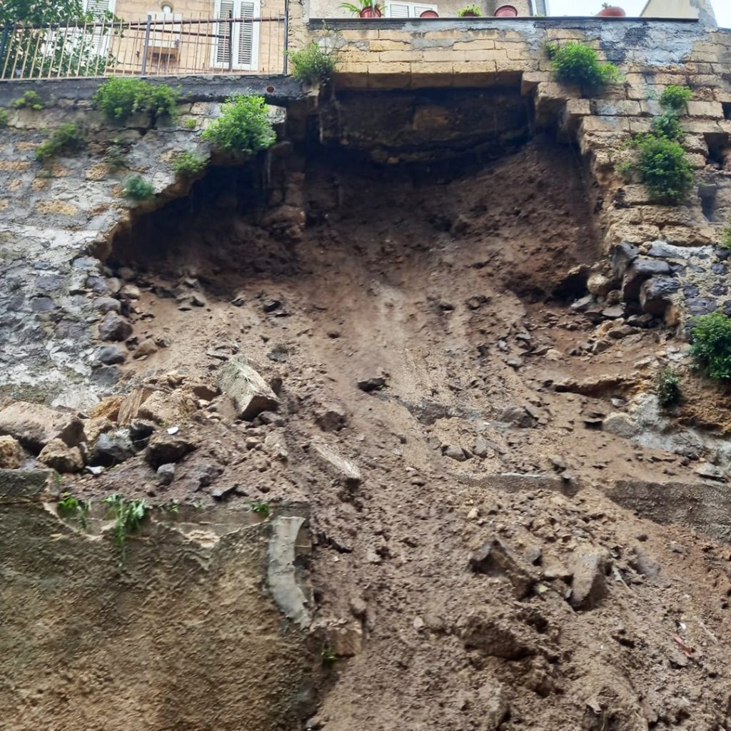 Siracusano Crolla costone roccioso famiglie evacuate