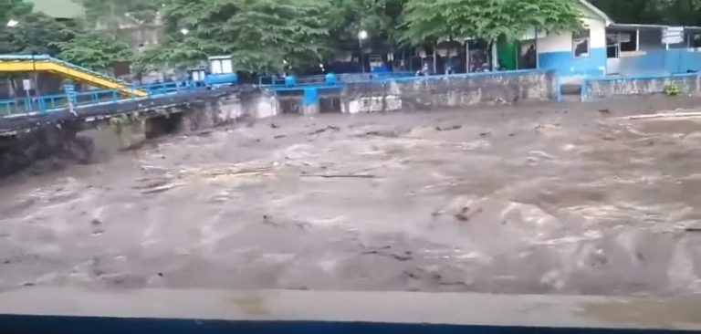 Video Flash Flood in Indonesia 5 Novembre 2021