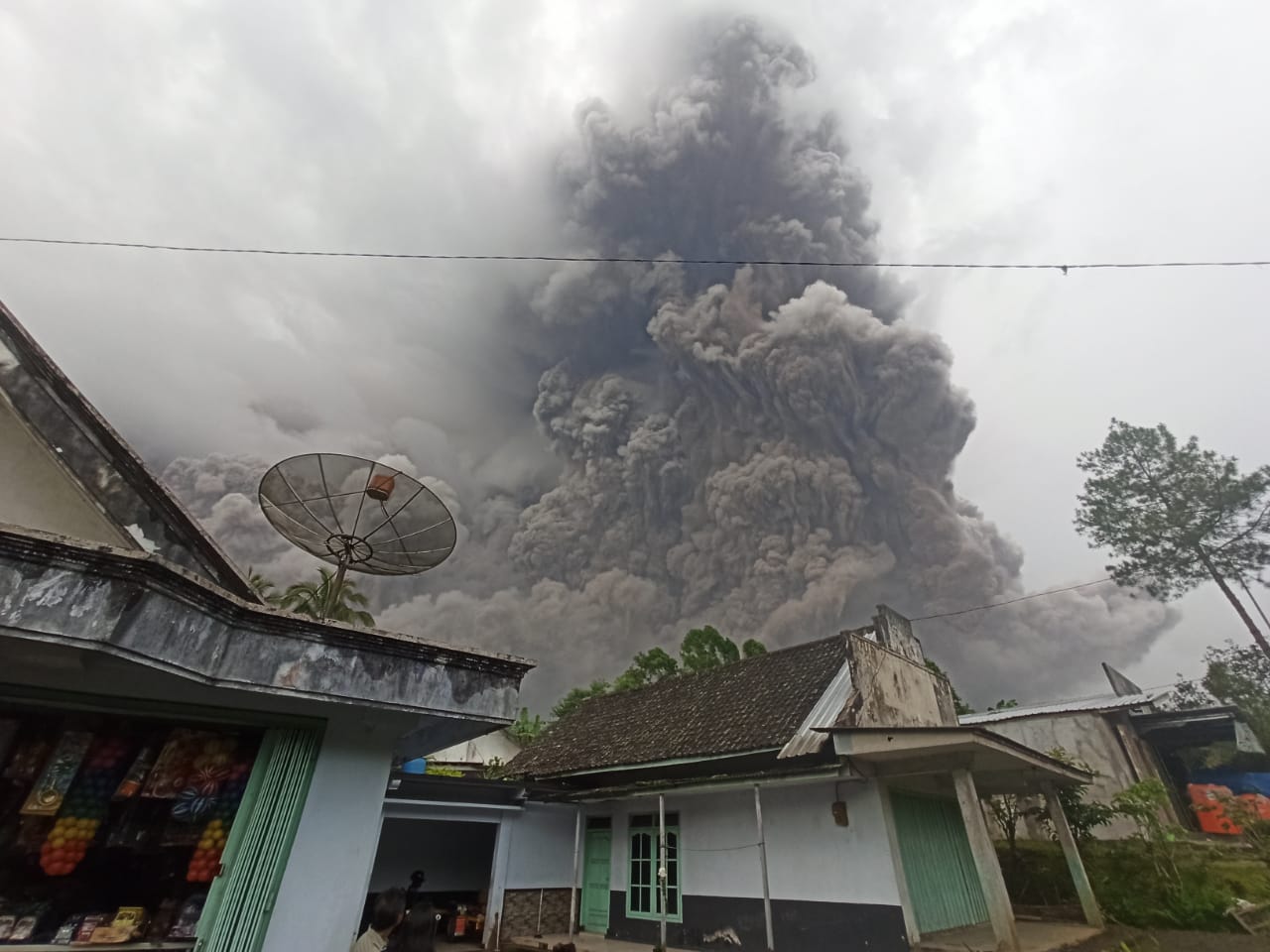 Violenta Eruzione Monte Semeru Isola di Java 4 Dicembre 2021