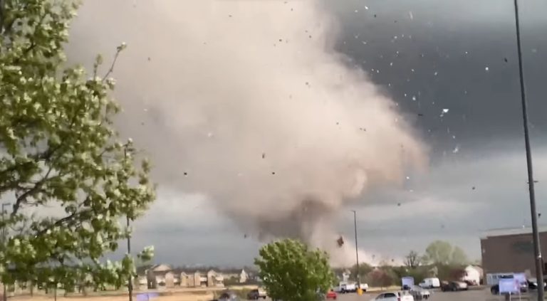 Tornado ad Andover Kansas con gravi danni 29 Aprile 2022