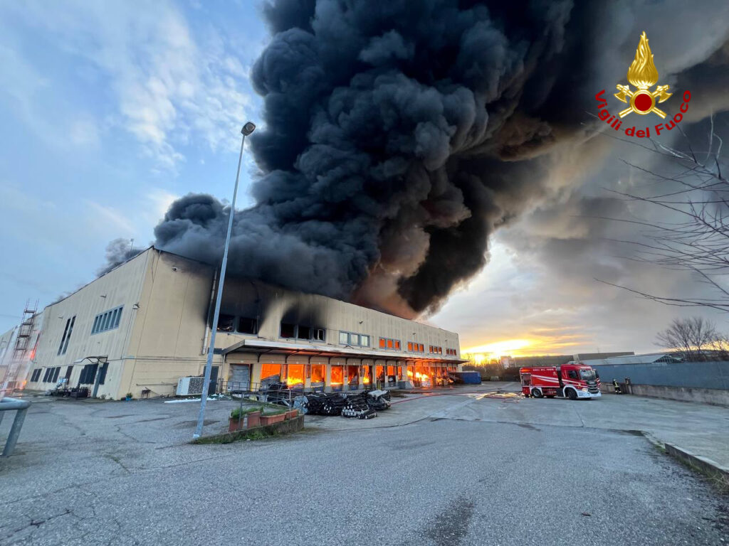 Incendio a Truccazzano: Vigili del Fuoco di Milano, Monza e Bergamo al Lavoro per Domare le Fiamme