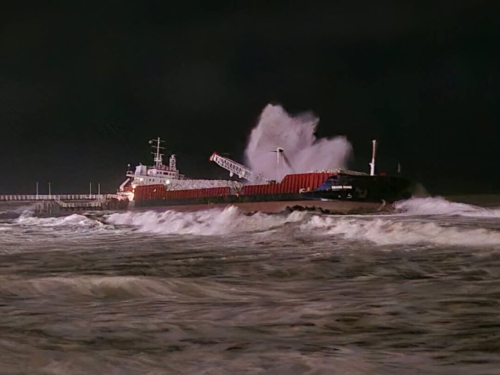 Nave Guang Rong alla deriva: si arena contro il pontile di Marina di Massa
