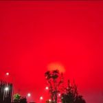 Cina un Curioso Cielo Rosso