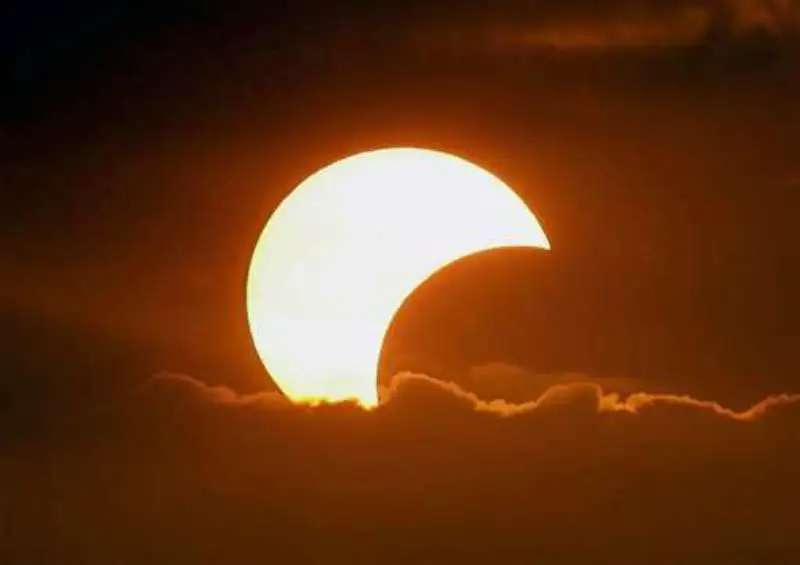 Eclissi Solare Parziale del 29 Marzo 2025: Dove e Come Vederla in Italia