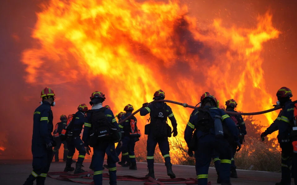 Maxi Incendio a Chio (Grecia): 19 Insediamenti Evacuati, Vigili del Fuoco al Lavoro per il Secondo Giorno
